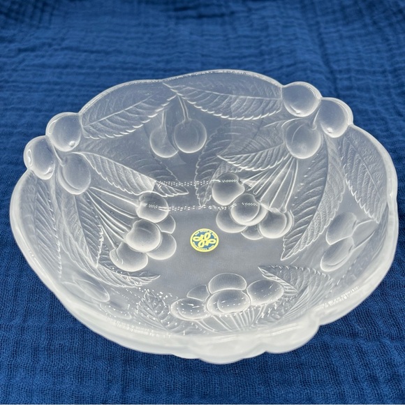 Vintage Mikasa frosted glass bowl cherries jubilee pattern, 6" wide 3" deep - Picture 3 of 5